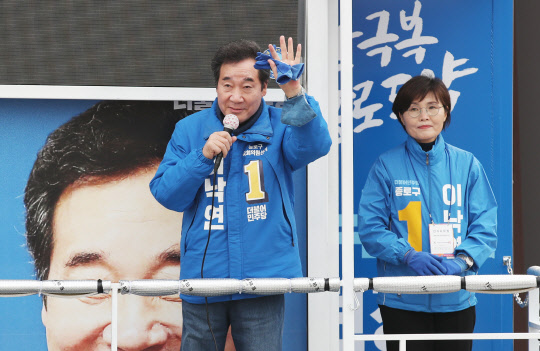 4·15 총선 서울 종로에 출마한 이낙연 더불어민주당 후보가 7일 종로구 재동초등학교 앞 교차로에서 지지를 호소하고 있다. 연합뉴스